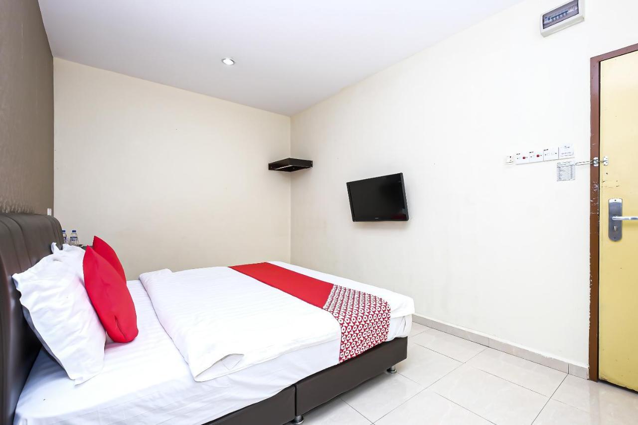 OYO 89493 Q Hotel Mentakab Mentekab Bagian luar foto