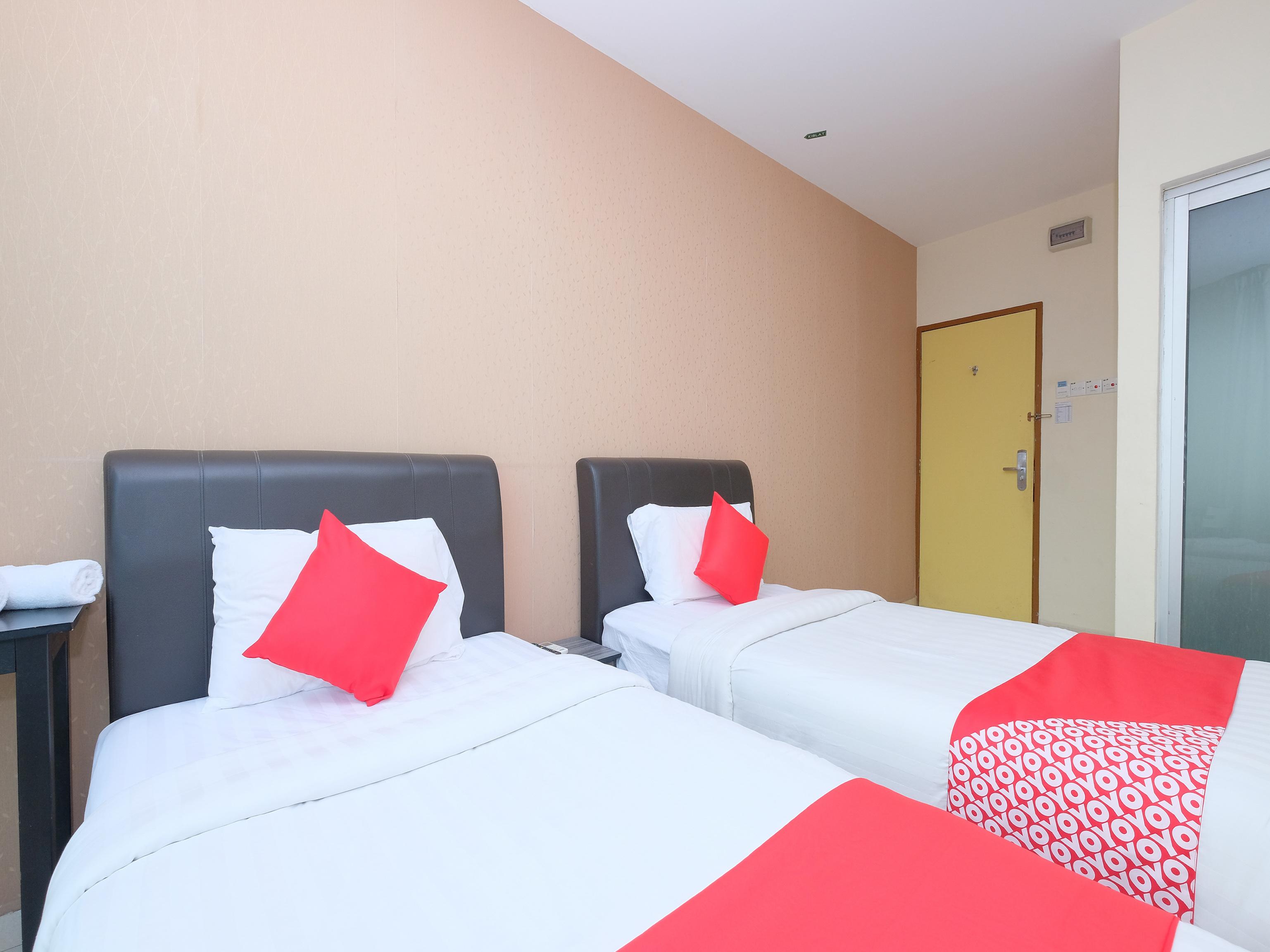 OYO 89493 Q Hotel Mentakab Mentekab Bagian luar foto